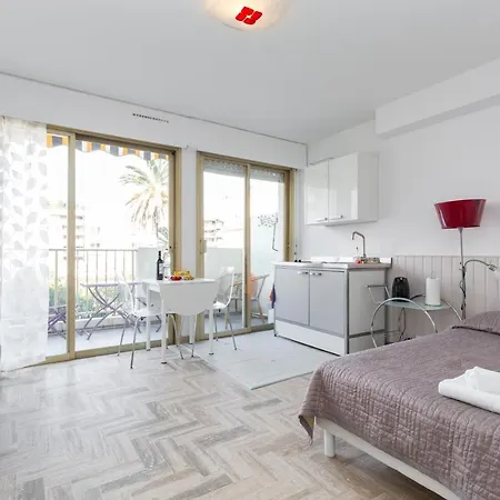 Sleeps 2 Air Con Wifi