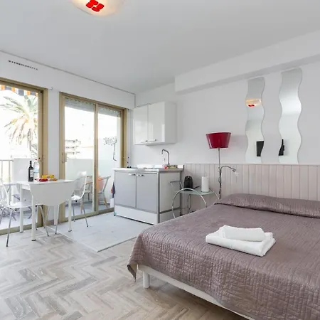 Sleeps 2 Air Con Wifi