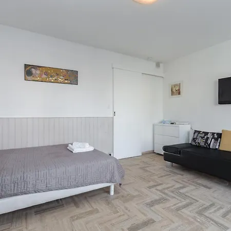 Sleeps 2 Air Con Wifi Cannes