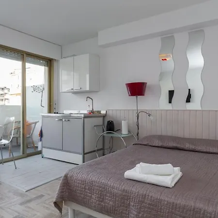 Sleeps 2 Air Con Wifi * Cannes