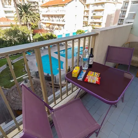 Sleeps 2 Air Con Wifi Apartment
