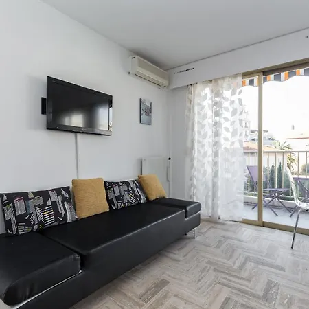 Sleeps 2 Air Con Wifi Apartment