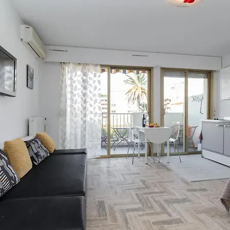 Sleeps 2 Air Con Wifi *