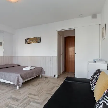 Sleeps 2 Air Con Wifi Apartment *